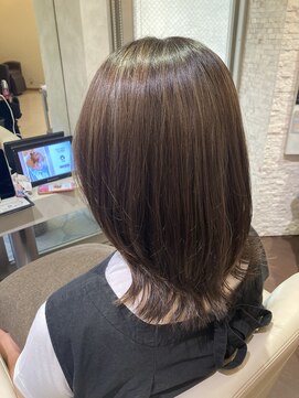 ヴィサージュプラス(VISAGE plus) 白髪ぼかしハイライト×くびれミディアムヘア