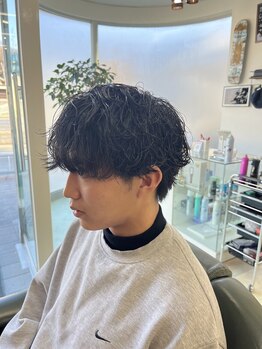 バーバー ノウショウ(BARBER NOSHO)の写真/クセを活かしたパーマでスタイリングも簡単&かっこよく決まる！アレンジの仕方もしっかりアドバイス◎