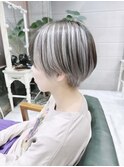 ホワイトシルバー×アンブレラカラーショートボブ