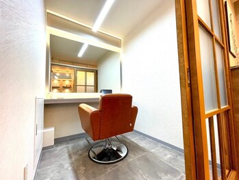 ARiA east byECLART新宿東口店 髪質改善 個室サロン【アリアイーストバイエクラート】の写真/個室でちょっとVIP気分♪周りを気にしなくてOK！自分だけの施術時間を上質なプライベート空間で◎[新宿駅]