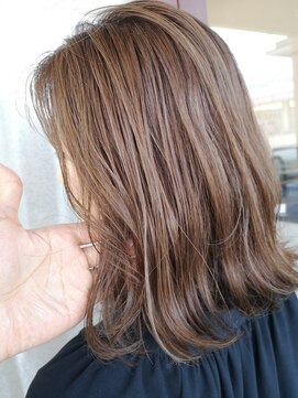 ソーホー ニューヨーク シズオカ(SOHO newyork SHIZUOKA) 白髪ぼかしハイライトで、今どきカラーに☆