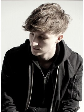 ジジバイワースホワイル(jiji by WORTH WHILE) 刈り上げセンターパートサーフカールフェザーパーママレットヘア