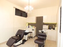 シャンプースペースにもシャンデリア♪細部までこだわってます！