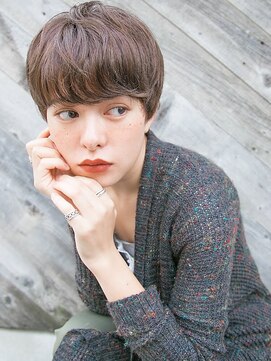 ルティア(Lutia) ハンサムショート マロンベージュ