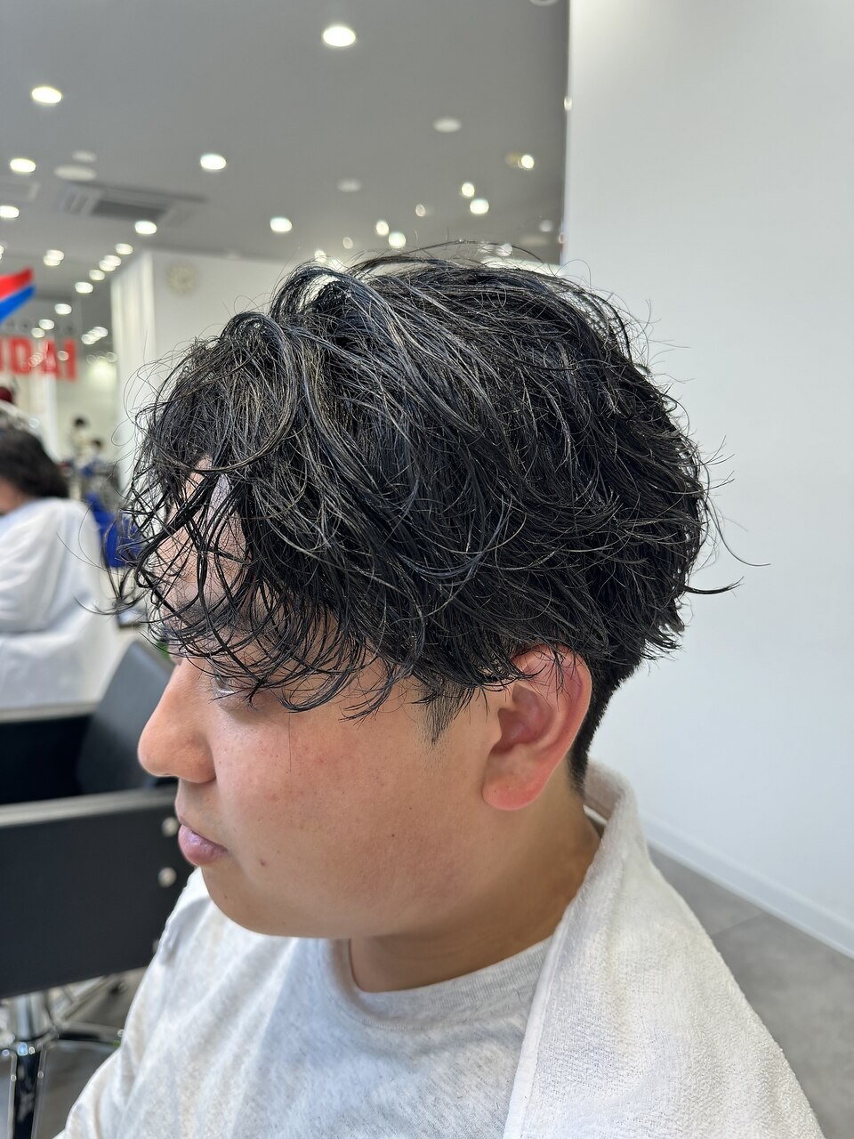 スパイラルパーマ風癖毛リバースセンターパートグリース