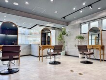 大きな窓と開放感のある店内 / 【原宿/表参道/髪質改善】