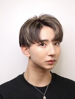 オーシャントーキョー 大阪(OCEAN TOKYO)&nbsp;ハイライト メンズヘア センターパート ブリーチ カラー 眉毛