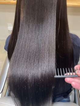 圧倒的な艶感とやわらかさで人気のストレート。毛先まで指通りなめらかな、ツヤ感あふれる良い髪に♪