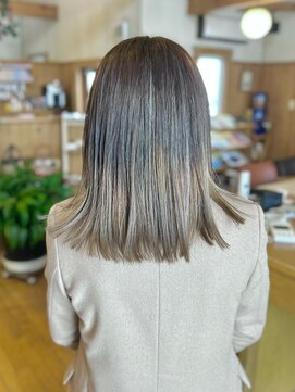 ハイトーンのセミロングボブ