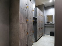お買い物後、習い事のついで、お仕事前にも便利な大きめロッカーを完備【髪質改善/心斎橋/縮毛矯正/水素】