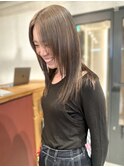 フォーキーベージュ　レイヤーカット　ツヤ髪　ストレート　艶感