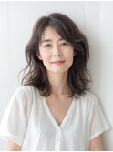「柔らかさと華やかさを兼ね備えた、ミディアムスタイルの魅力」