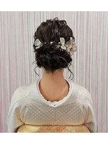 ベルグロー 北新地(BELLEGROW)&nbsp;花飾り低めシニヨン｜梅田・北新地ヘアセット