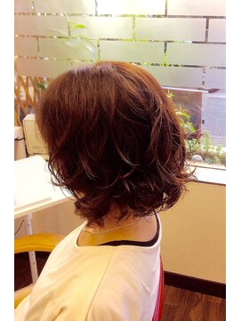 イヴァルヴ(EVOLVE) カシスブラウンナチュラルデジカラーミニボブウルフパーマ