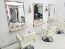 ヘアメイクスタジオ ミグ(Hair make studio mig)の雰囲気（白を基調にした明るい店内☆）