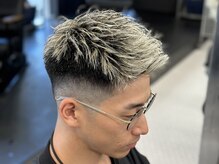 ハイトーンカラーとの相性も抜群のショートフェードスタイル