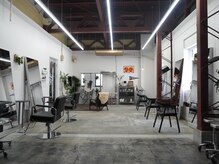 ボウ(BOW)の雰囲気（スペースを贅沢につかった広々とした店内♪天井高4mも魅力です♪）