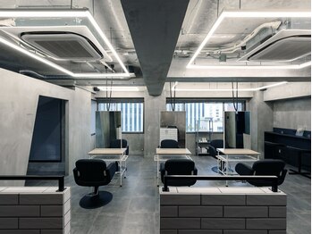 ナンバーウルス 名駅店(N° ulus)の写真/窓の外の景色が開放的で自然光たっぷりの店内◎半個室も完備で自撮りスポットたくさんのおしゃれ空間♪