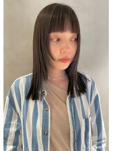 セミロング×レイヤー/スタイリングで表情が変わる“ちょうどいい”スタイル