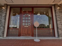 エイム(Aem.)の雰囲気(brownのvintageなドアとAem.の看板が目印。『木更津』)