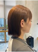 切りっぱなし外はねボブミルキーベージュカラー