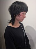 黒髪ウルフカット。