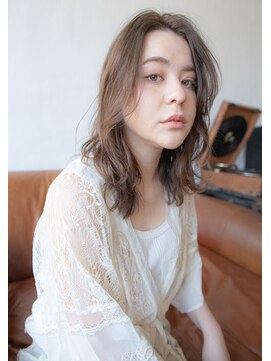 ル クゥル 佐久店 透明感たっぷりフォギーベージュ/センター分けボブ