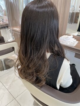 ロエ 元町店(Loe) グラデーションカラー くすみアッシュ 透明感 巻き髪