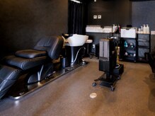 フルフラットシャンプー台/各席半個室の周りを気にしない空間