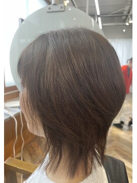 軽いクビレスタイルに、ベージュカラーで若々しく！