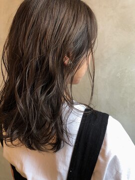 インカント バイ ハンズ incanto by hands グレージュ。