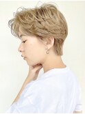 20代30代大人ハイトーンアッシュベージュショート前下がり