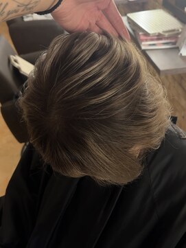 ゼウス(Zeus.) 海外ヘアーハッシュカットレイヤーカットハイライトカラー