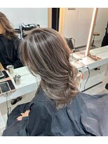 前髪アンブレラカラーこなれミディイメチェンウェーブパーマ
