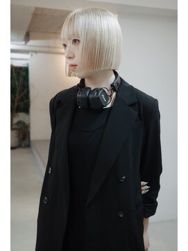 フェイヴィーズ(FavyS) ホワイトブリーチぱつっと切りっぱなし少し内巻きなミニボブ