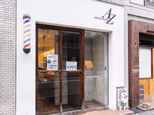 エーゼット(MEN'S HAIR AZ)の雰囲気(白の壁にロゴが目印。シンプルながら主張している自慢の外観です)