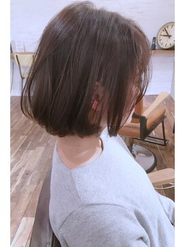 ラダ(Lada) 大人　前下がり　ボブ　アッシュベージュ