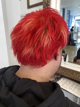 コワファースト 大分(COIFF1RST) レッド系黄色メッシュ、ショートカット