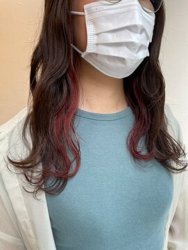 エンレイ(enRei) 30代40代大人かわいいナチュラルウェーブインナーカラーレッド