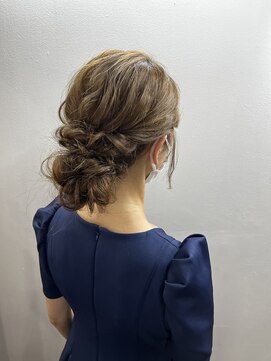 クレア(Crea) およばれヘアアレンジ 結婚式 シニヨン 編み込み アップ
