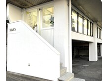 リモ(RIMO)の雰囲気（店舗ビル南側隣２台　店舗真下3台高さ190センチ　店舗下駐輪場有）