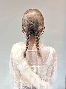イル(ill) ヘアセット　編み込み　ツインアレンジ　ベージュカラー