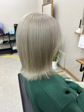 ブレストハコダテ(BLESSED HKD) 【函館】ハイトーンホワイト外ハネボブ20代30代40代【美容室】