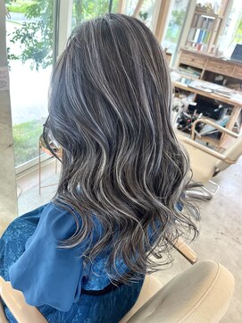 アンドシー(and c) ダークグレー×ホワイト　MIKU