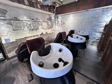 ポット バイ クレドガーデン 大宮東口店(pote by CRED GARDEN)の雰囲気（シャンプー台はフルフラットで、ゆったりした時間を。大宮美容室）