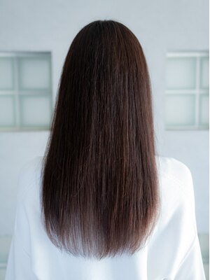 クセをしっかり伸ばしながら髪を保護・強化して、憧れのツヤサラ美髪へ導く！個性を活かす部分矯正も可能◎