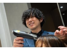 髪質改善、美髪矯正を極め様々な髪質のお悩みを解決するケミカル博士！『副店長兼トップデザイナー　牛田』