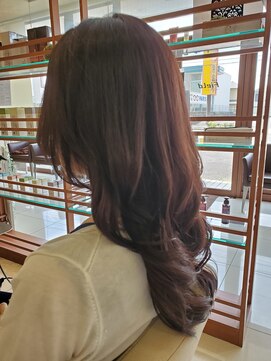 レイフィールド 滝の水店 艶感ワインレッドロング巻きスタイル