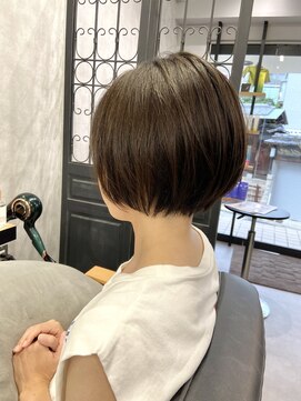 クラン 岡本(Chlan) 首元すっきり美フォルム×大人のコンパクトショート