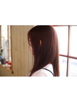 コンセプトは”美しい髪をいつまでも保つ”。日本人の髪質に合わせてつくられた【Aujua】導入店！！